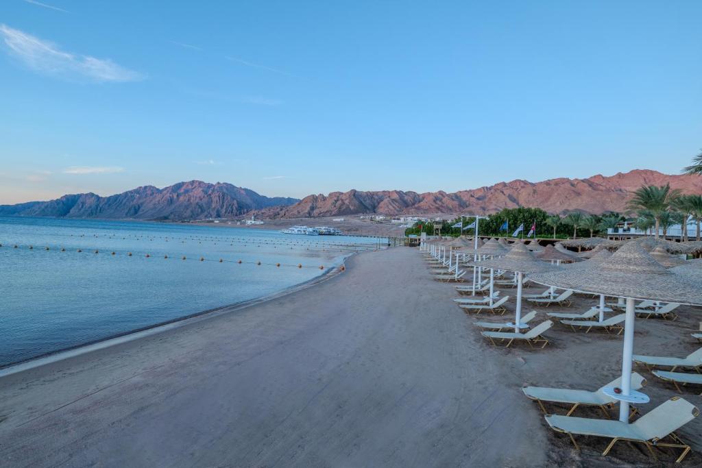 Jaz Dahabeya pludmale ar kalniem fona, mierīga atmosfēra