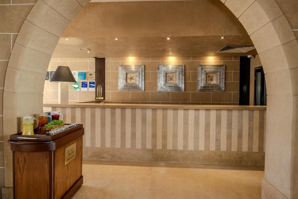 Recepcija viesnīcā Jaz Dahabeya ar modernu dizainu un dzērienu izvēli.