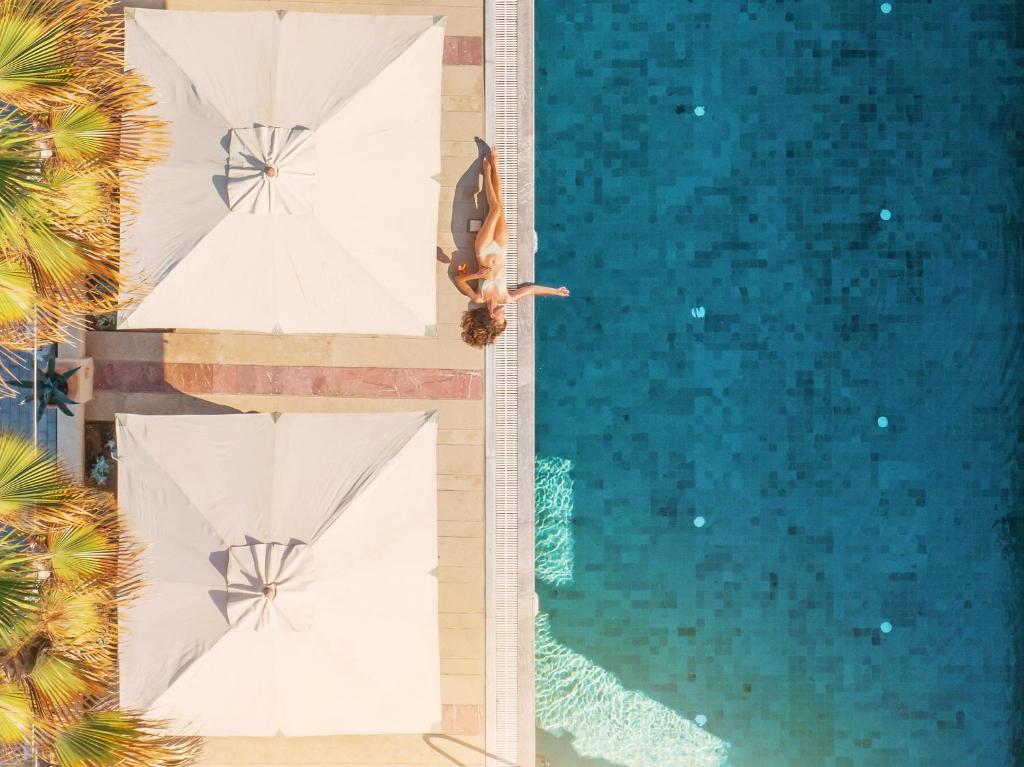 Grecotel Plaza Beach House baseins ar saules gultām un palmiņām