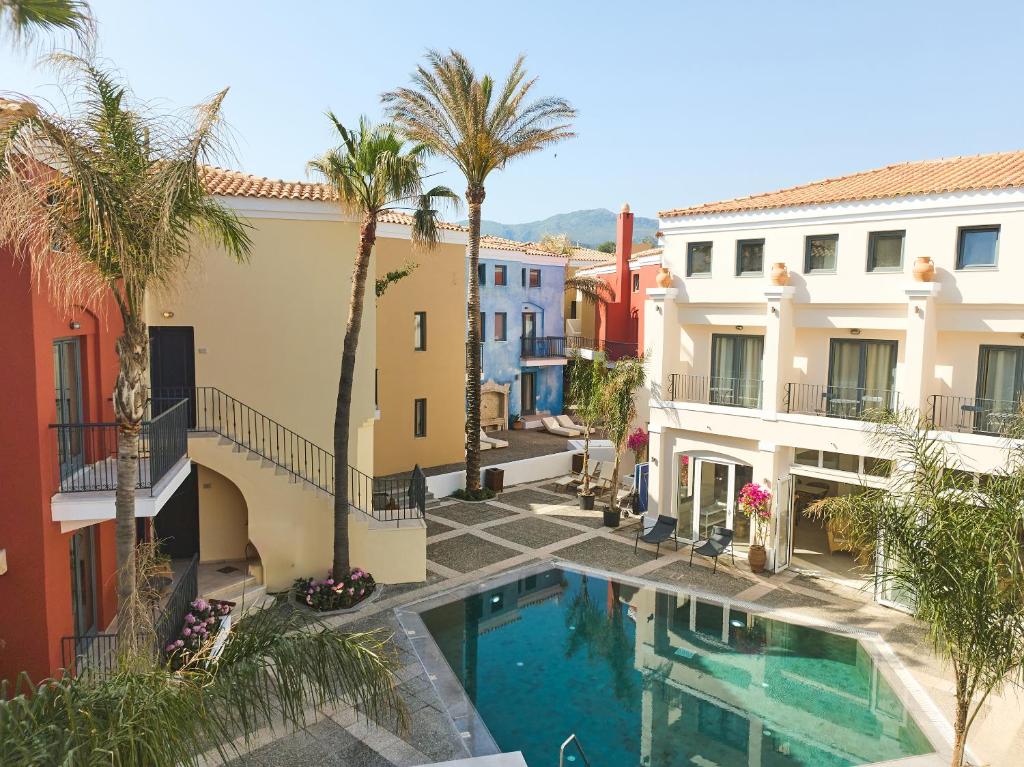 Grecotel Plaza Beach House viesnīca ar baseinu un palmām