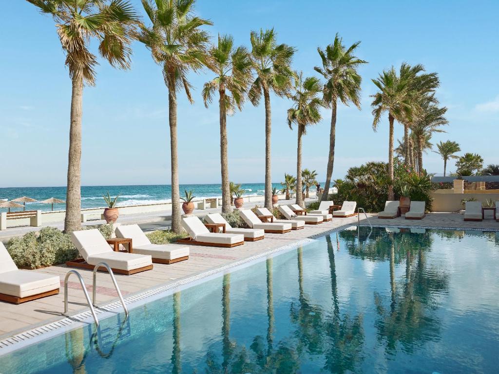 Grecotel Plaza Beach House baseins ar palmām piekrastē