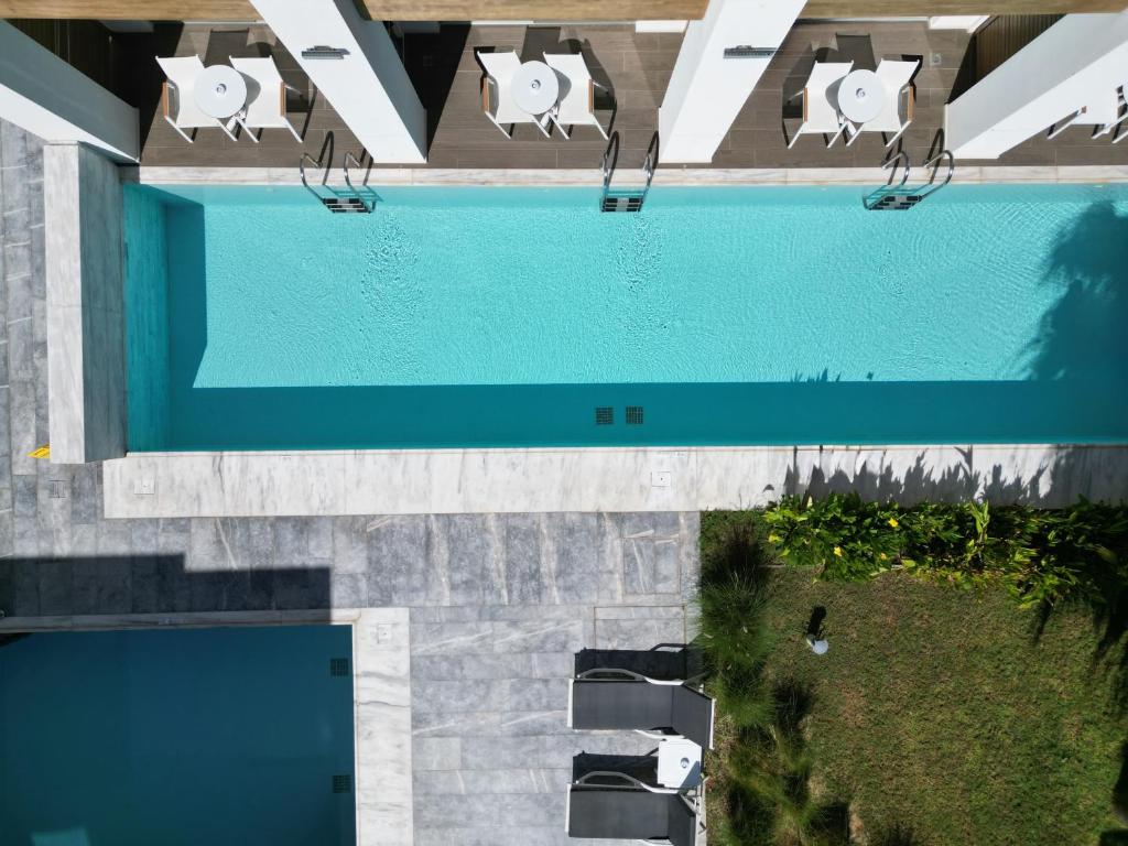 Enorme Ammos Beach Resort baseina skats no augšas ar sauļošanās krēsliem