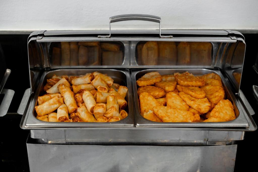 Siltā ēdiena bufete ar ceptām pīrādziņām un kartupeļu šķēlītēm. Ideāli piemērota svinībām vai pasākumiem.