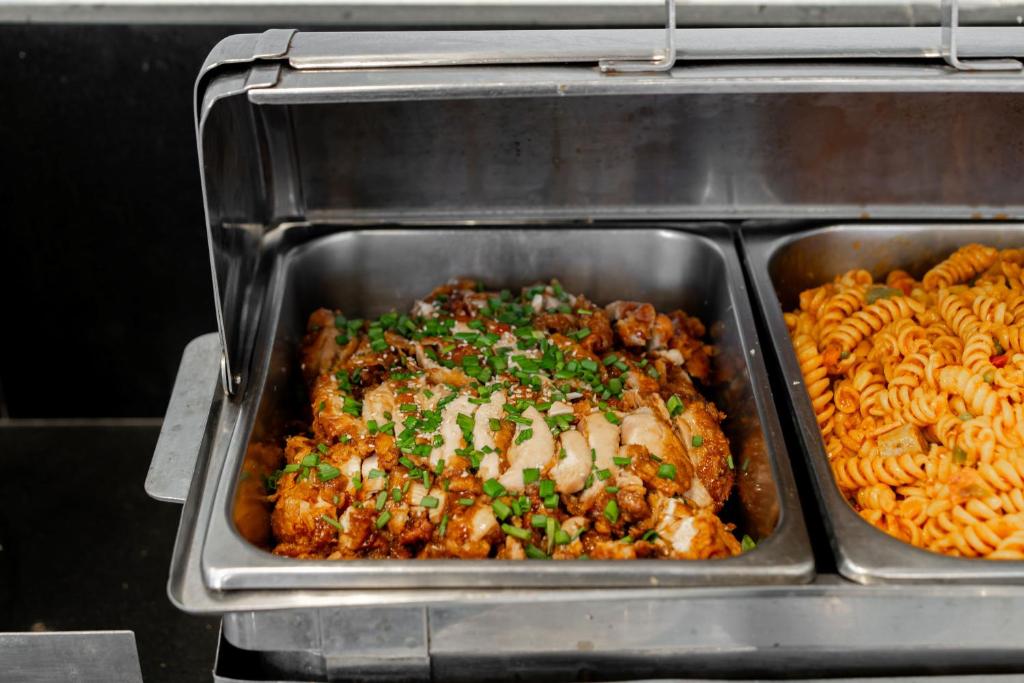 Svaigs vistas ēdiens ar zaļajiem sīpoliem, blakus ir makaroni spirālēs. Ideāls bufetes ēdiens, kas piedāvā dažādus garšas variantus.