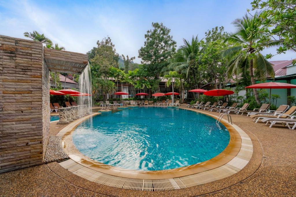 Peldbaseins ar strūklaku, apjozts ar palmām un saulessargiem, nodrošina relaksējošu atmosfēru. Ideāls atpūtai un izklaidei.