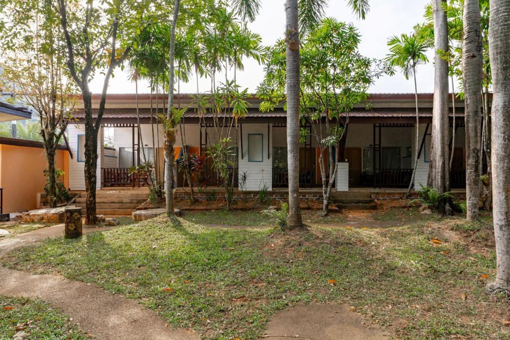 Mūsdienīgs viesu nams ar zaļu dārzu, kokiem un terasēm, kas nodrošina mierīgu atmosfēru. Ideāls vieta atpūtai un relaksācijai.