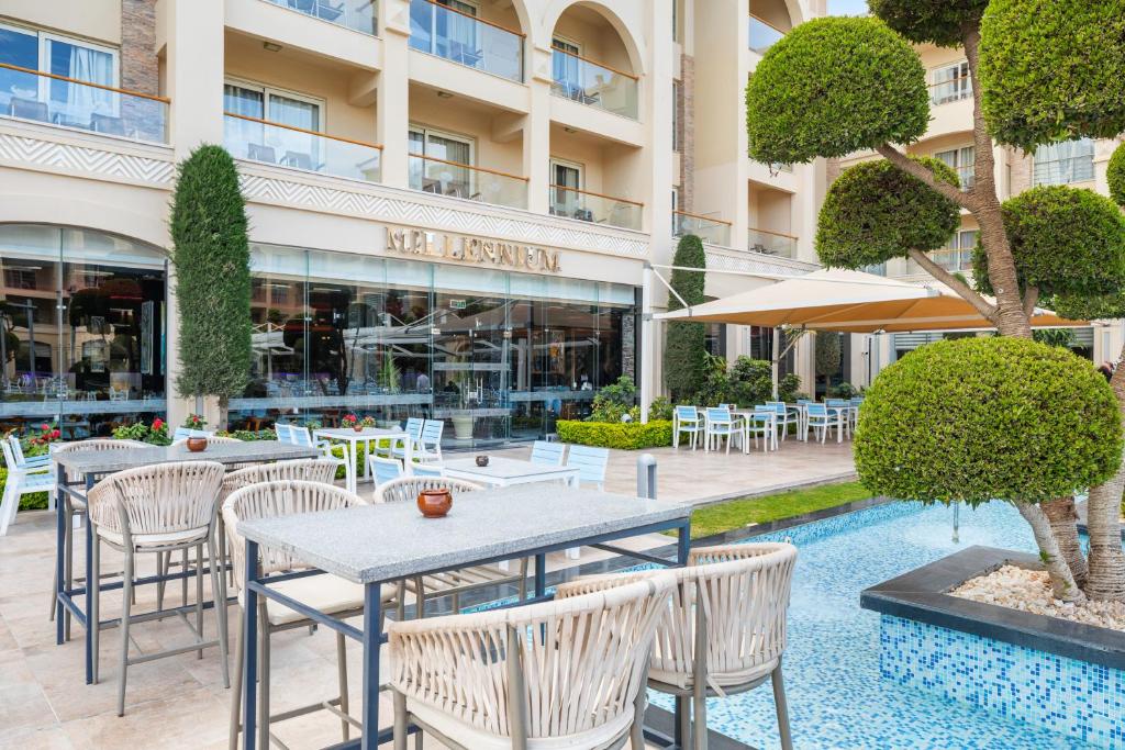 Terase pie Albatros White Beach Resort ar ēdieniem un baseinu.