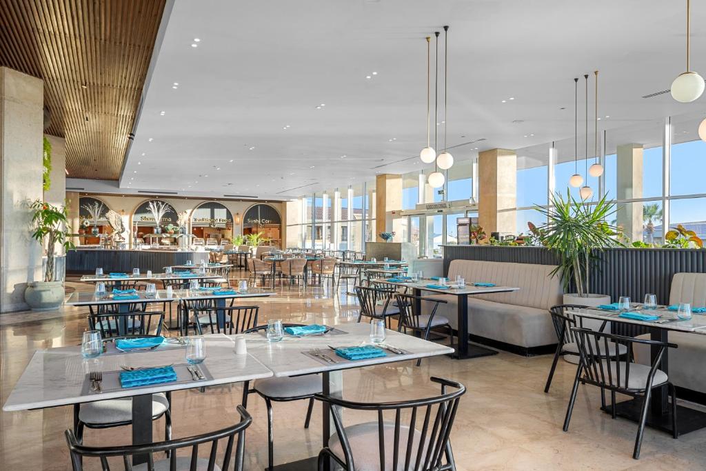 Modernais restorāns viesnīcā Pickalbatros Golf Luxury Suites ar plašiem logiem