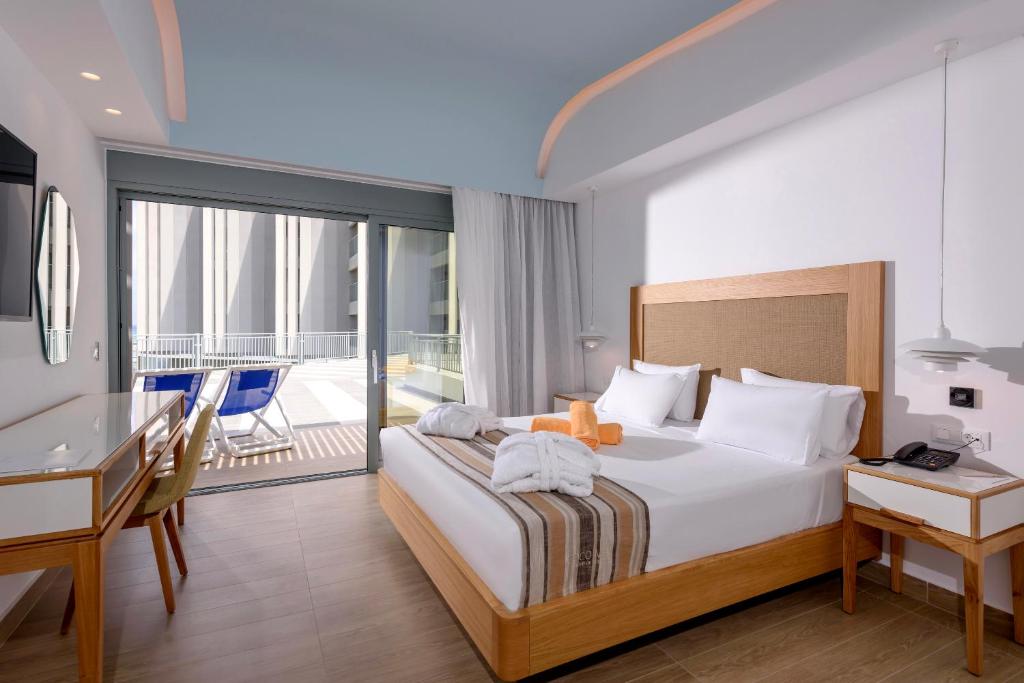 Mūsdienīgs numurs Arina Beach Resort ar balkonu un gultu.