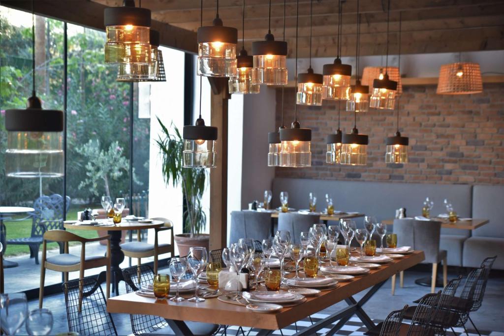 Moderns restorāns ar stilīgu apgaismojumu DoubleTree by Hilton Antalya-Kemer.