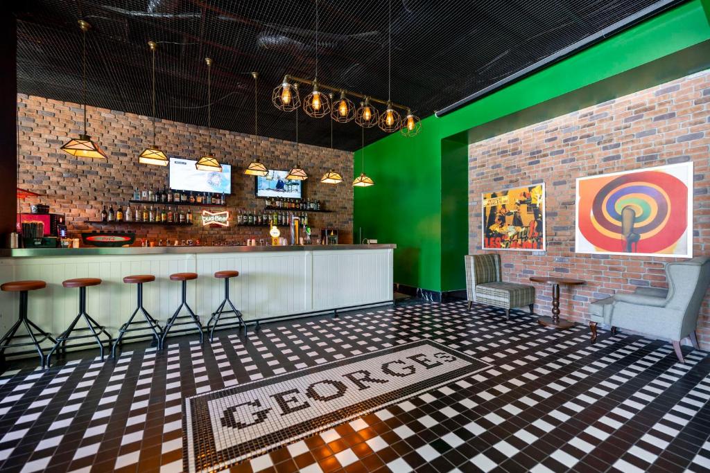 Bārs George pie DoubleTree by Hilton Antalya-Kemer ar modernu interjeru