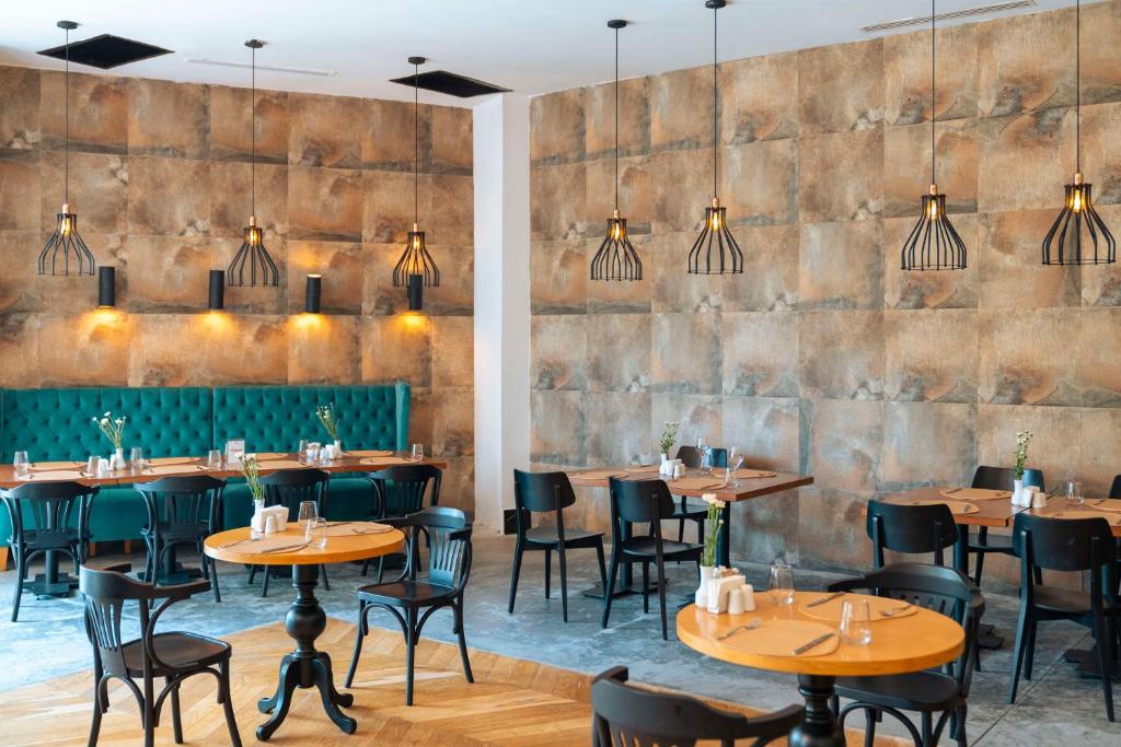 Restorāns DoubleTree by Hilton Antalya-Kemer ar stilīgu interjeru un ērtām vietām.