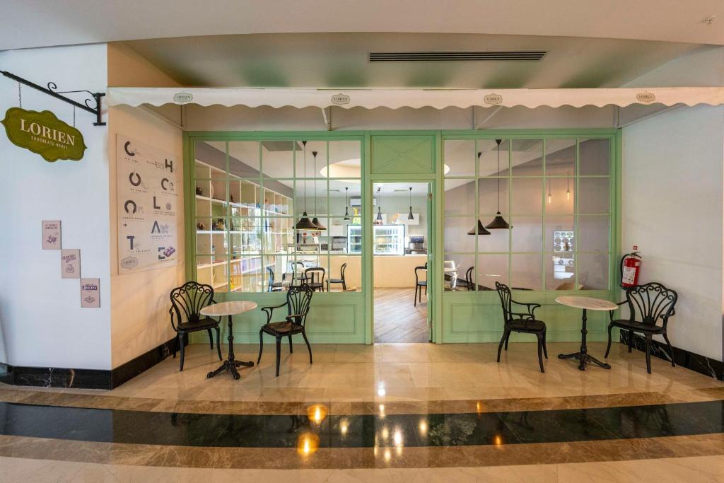Kafejnīca Lorien pie DoubleTree by Hilton Antalya-Kemer ar stilīgu interjeru.