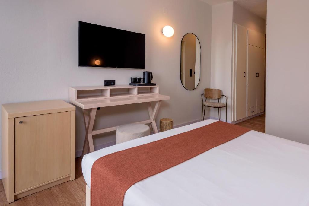 Moderns numurs ar televizoru un rakstāmgaldu Zeus Hotels Ydoria Resort