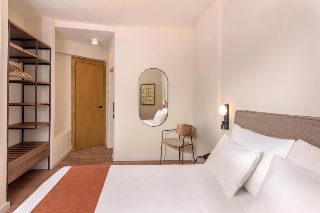 Mūsdienīgs numurs viesnīcā Zeus Hotels Ydoria Resort ar ērtu gultu un atpūtas stūri.