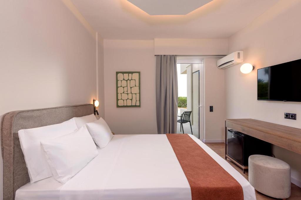 Moderns numurs ar ērtu gultu un balkonu Zeus Hotels Ydoria Resort