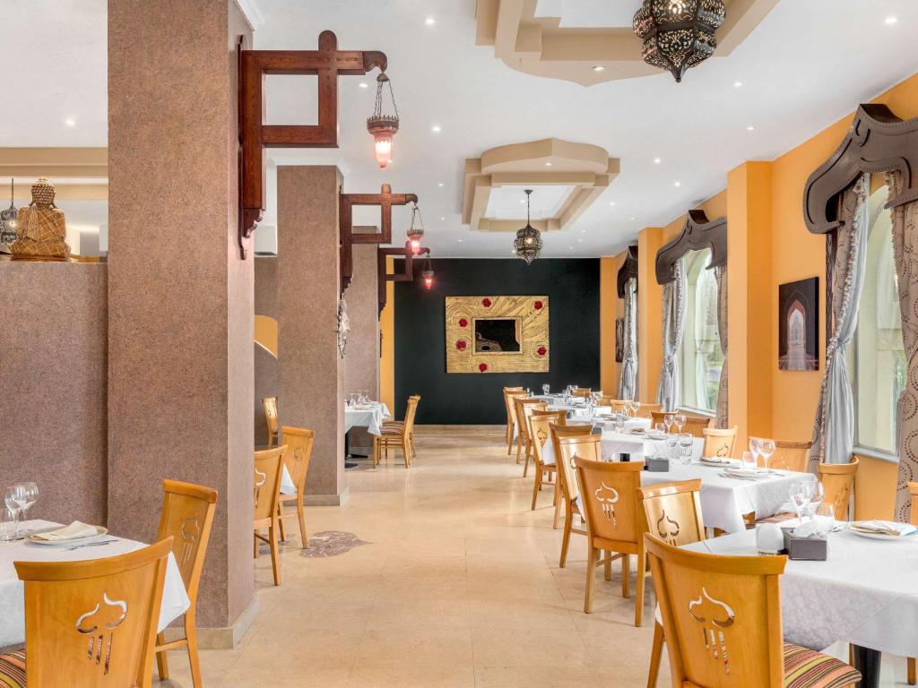 Elegants restorāns Rixos Sharm El Sheikh ar stilīgām mēbelēm