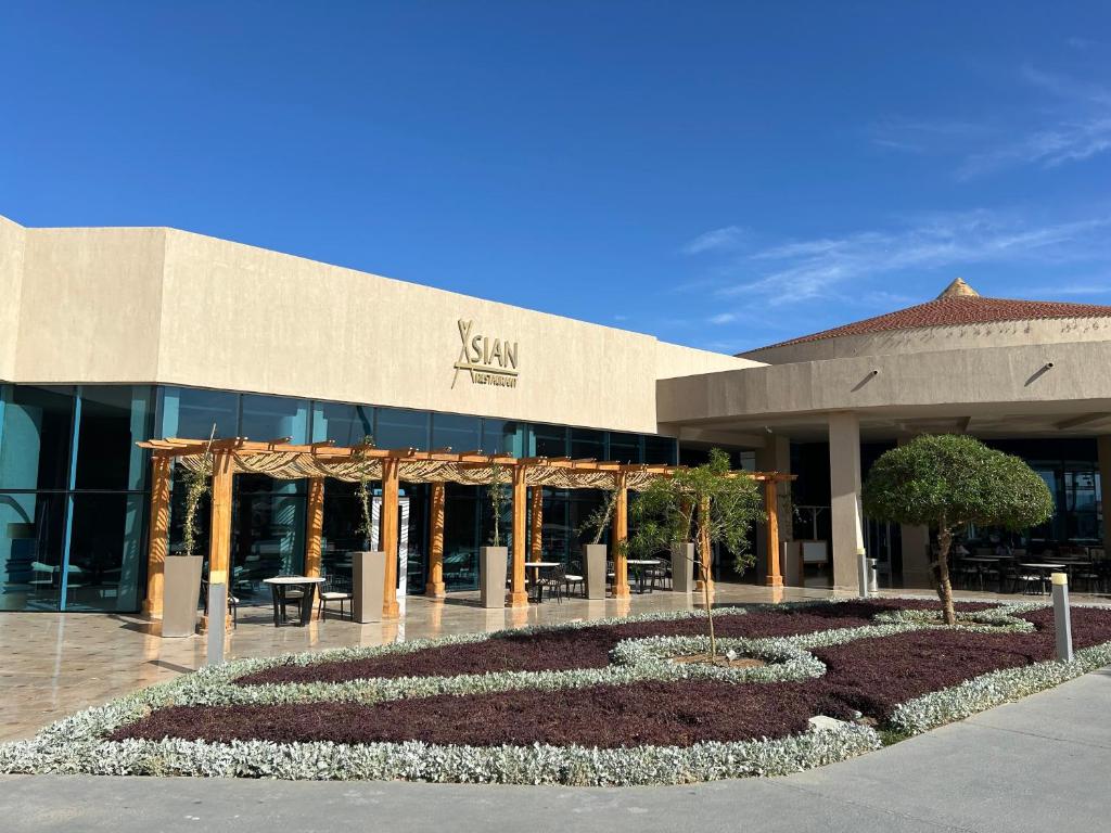 Skaists ēkas fasādes skats uz SIAN restorānu pie Pickalbatros Golf Luxury Suites.