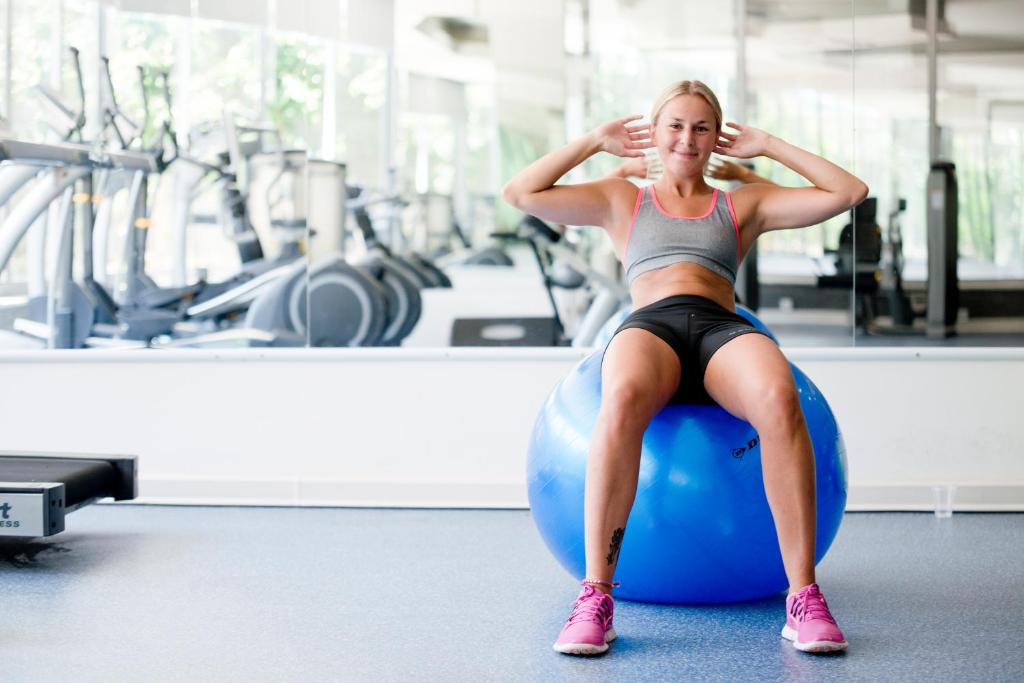 Sieviete vingro ar bumbu sporta zālē Selene Beach and Spa Hotel