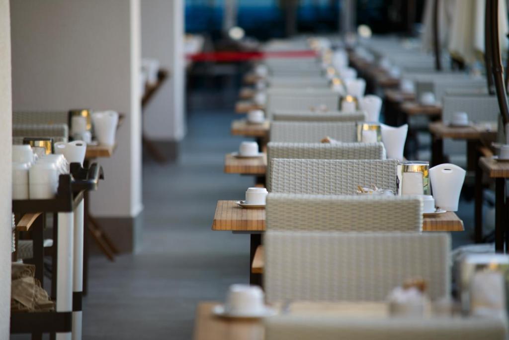 Selene Beach and Spa Hotel restorāns ar elegantām galdiem un apgaismojumu.