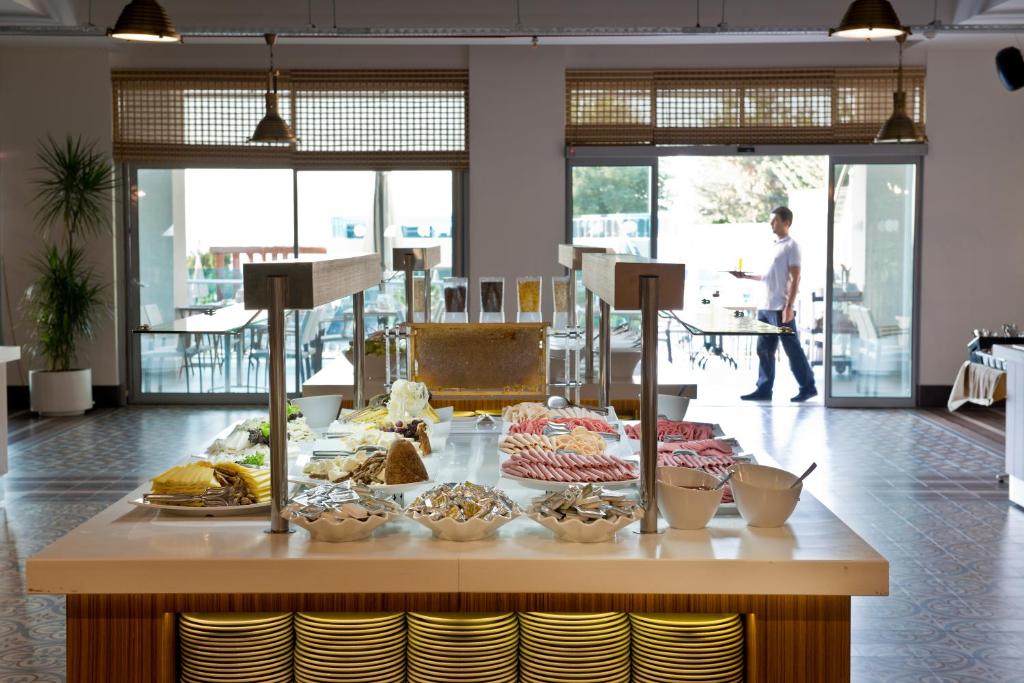 Bufete pie Selene Beach and Spa Hotel ar dažādiem ēdieniem un uzkodām