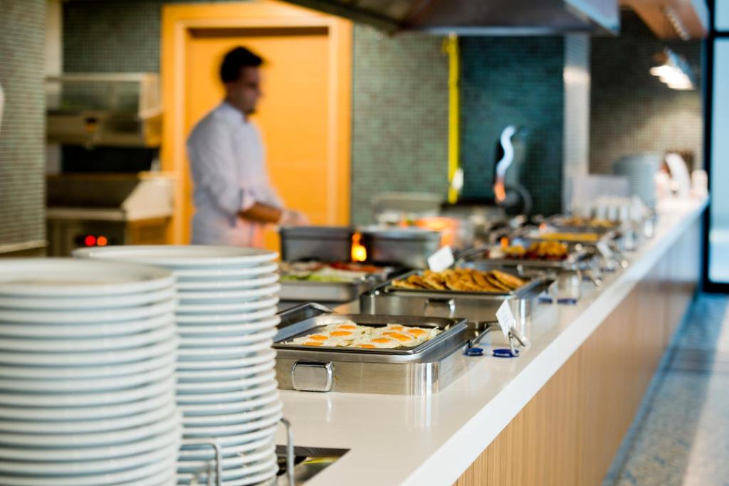 Bagātīga bufete Selene Beach and Spa Hotel ar dažādiem ēdieniem.