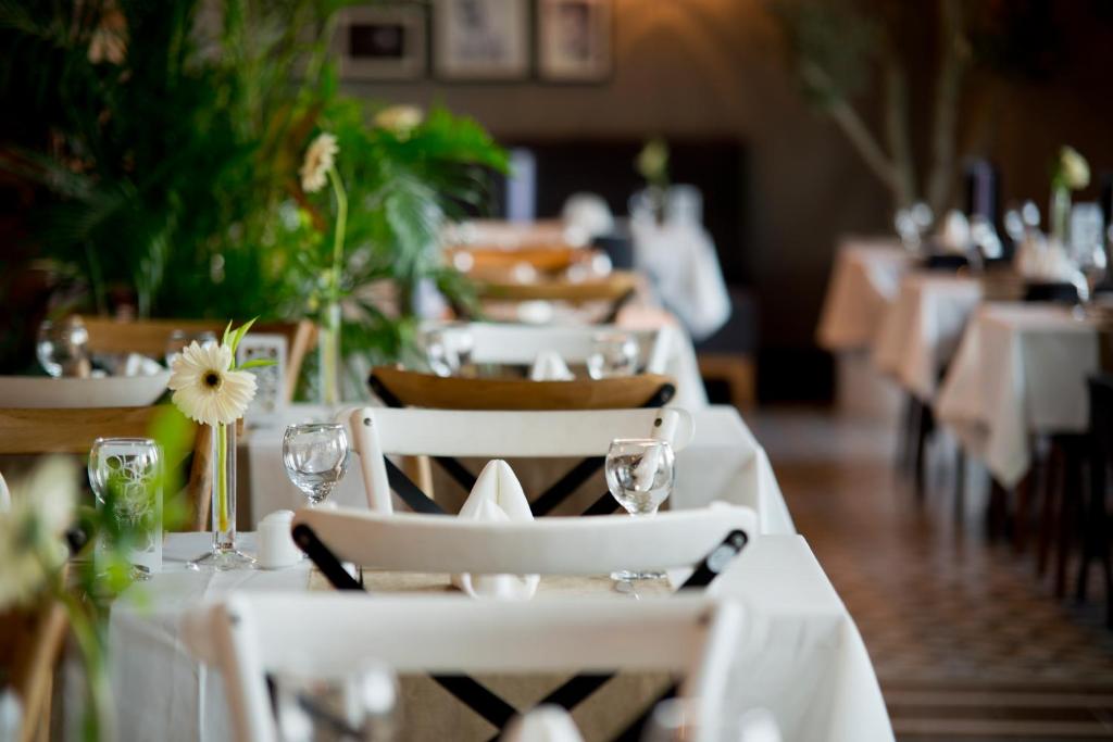 Eleganti iekārtots restorāns Selene Beach and Spa Hotel ar ziediem uz galdiem.