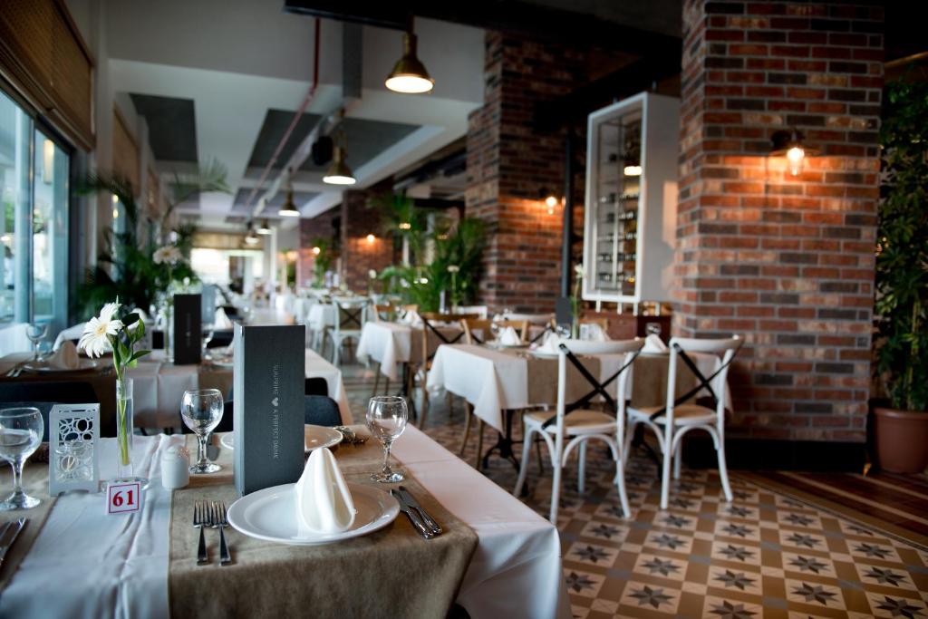 Elegantais restorāns Selene Beach and Spa Hotel ar stilīgiem galdiem.