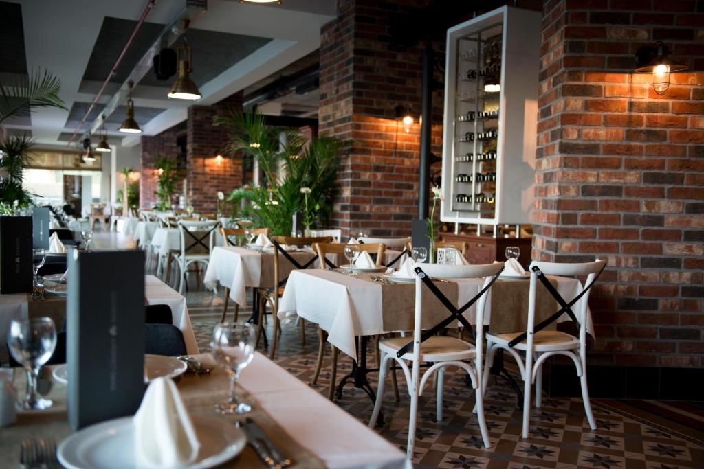 Mūsdienīgs restorāns Selene Beach and Spa Hotel ar elegantiem galdiem un dabīgu apgaismojumu.