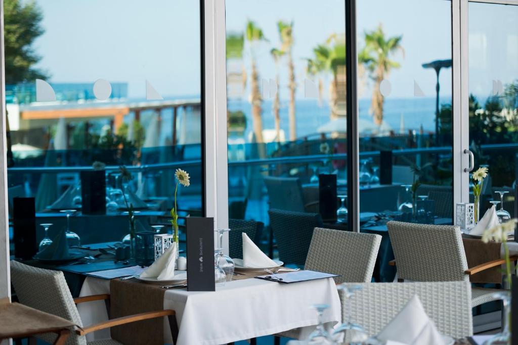 Selene Beach and Spa Hotel restorāns ar skatu uz jūru