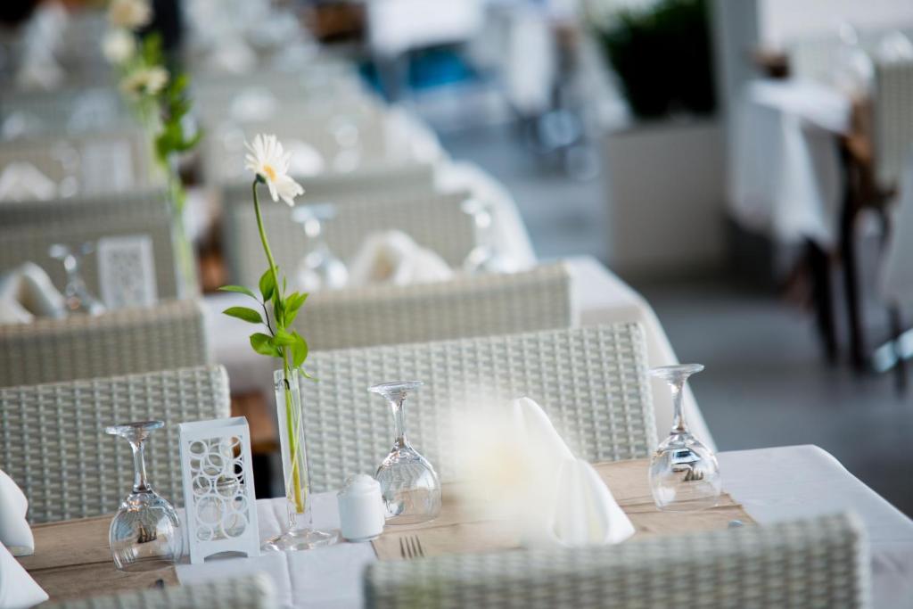 Selene Beach and Spa Hotel elegantā restorāna interjers ar ziediem uz galda.