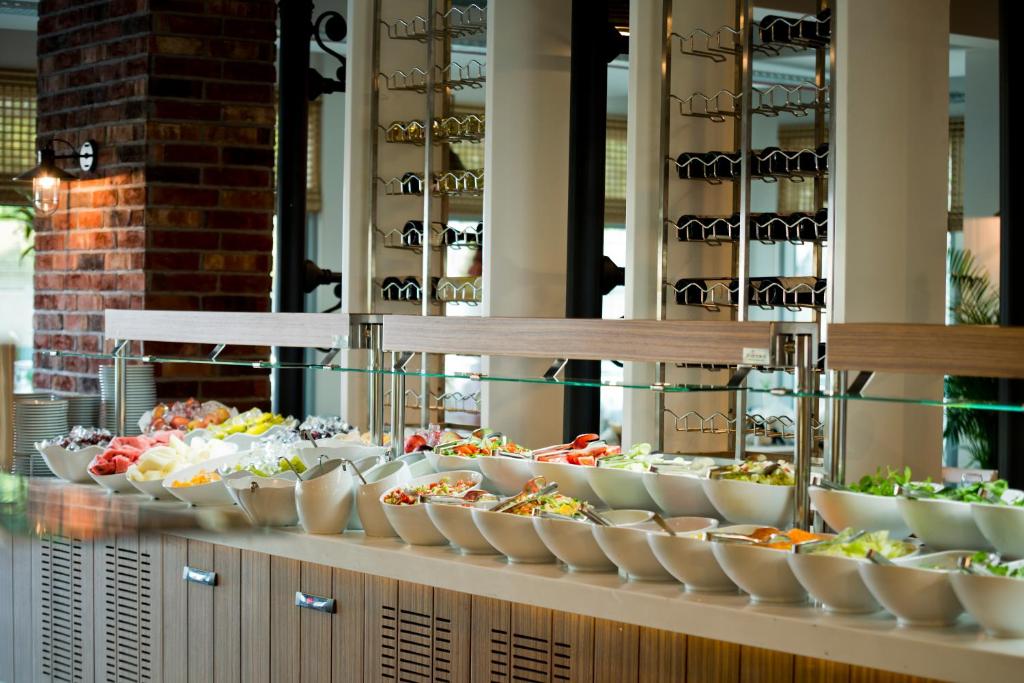 Selene Beach and Spa Hotel bufete ar dažādām svaigām uzkodām un salātiem.