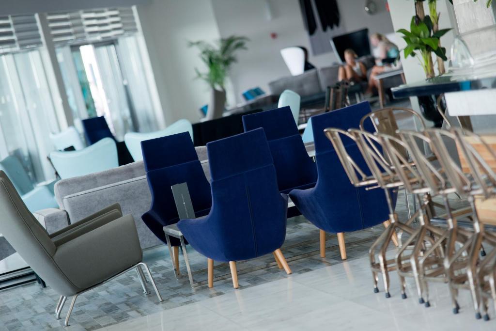 Mūsdienīgs interjers Selene Beach and Spa Hotel ar ērtām krēslām.