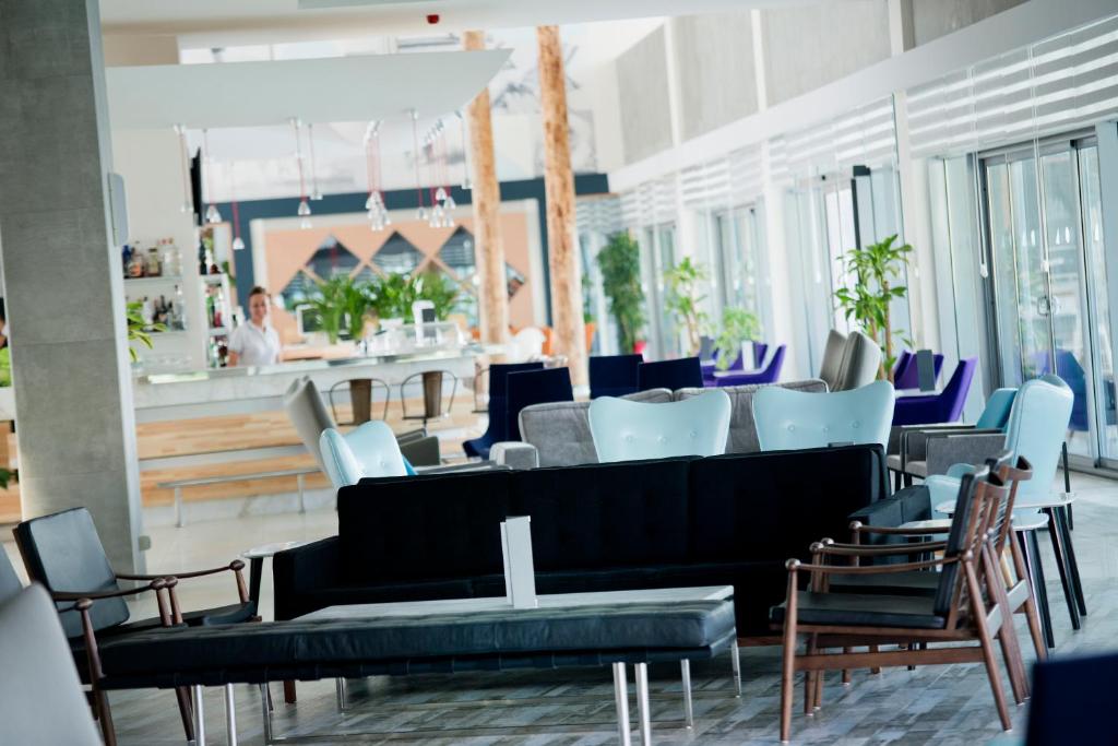 Mūsdienīgs interjers Selene Beach and Spa Hotel atpūtas zonā ar bāru
