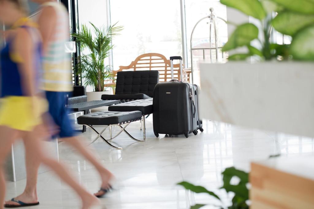 Selene Beach and Spa Hotel modernais hols ar ceļojumu koferi un viesiem