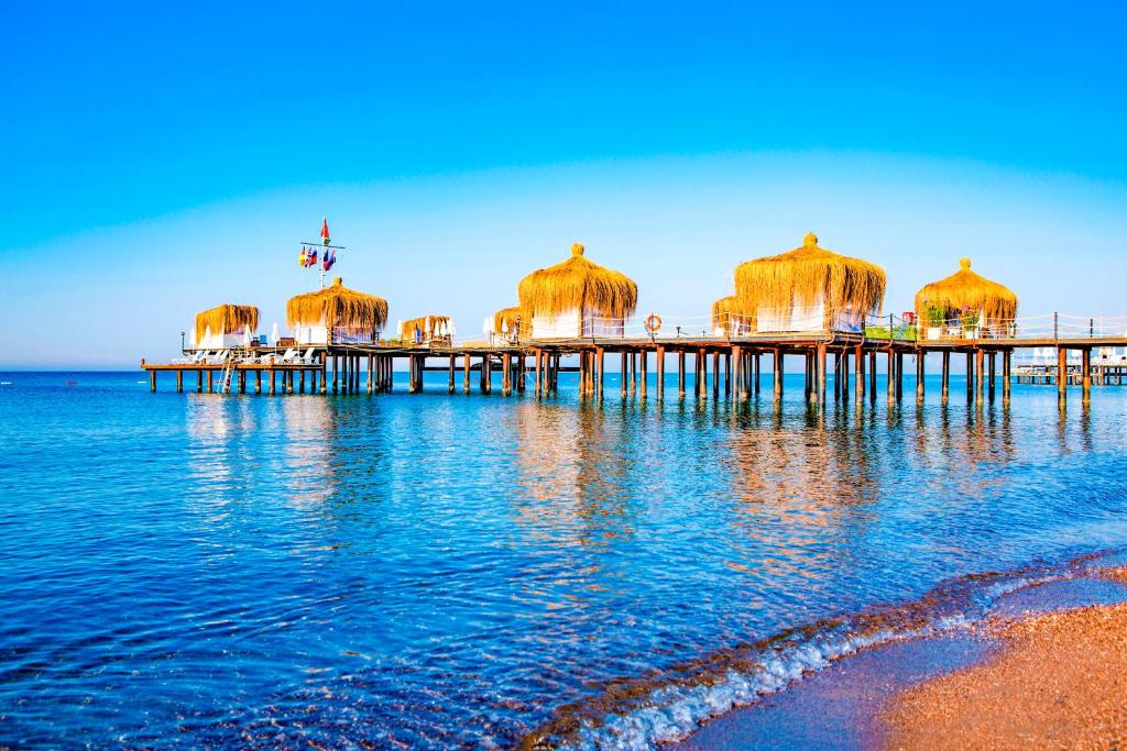 Skaistie peldēšanas namiņi piekrastē, Liberty Hotels Lara.