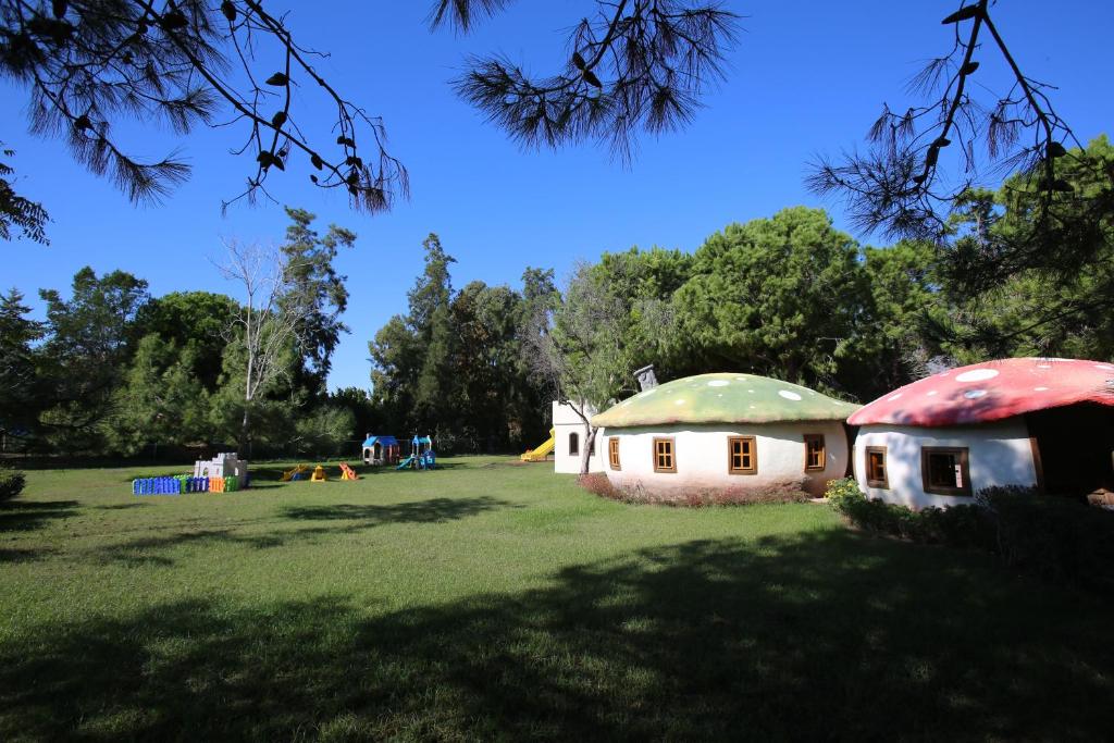 Bērnu rotaļu laukums pie Starlight Resort ar krāsainām mājiņām.