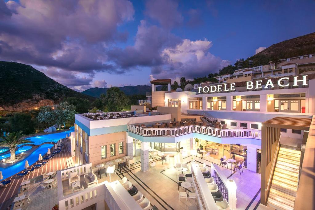 Fodele Beach & Water Park Resort piekrastes skats ar baseinu un kalniem
