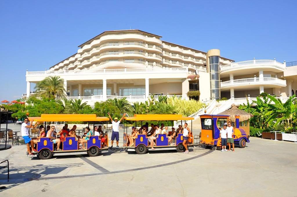 Starlight Resort viesnīcas tramvajs ar viesiem saulainā dienā