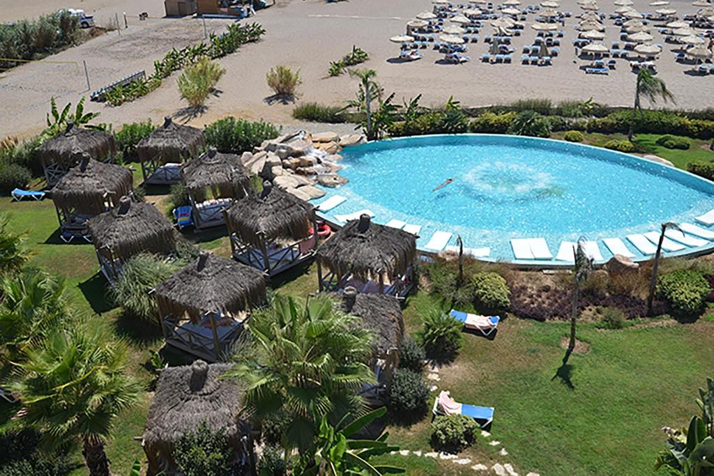 Starlight Resort baseins ar atpūtas zonu piekrastē