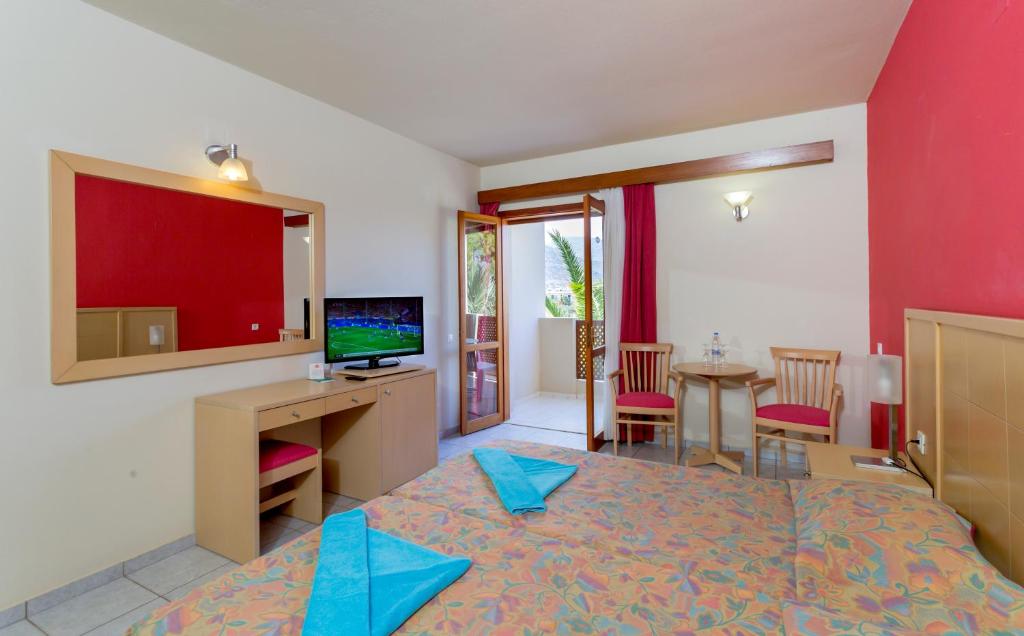 Numurs viesnīcā Dessole Malia Beach ar balkonu un televizoru