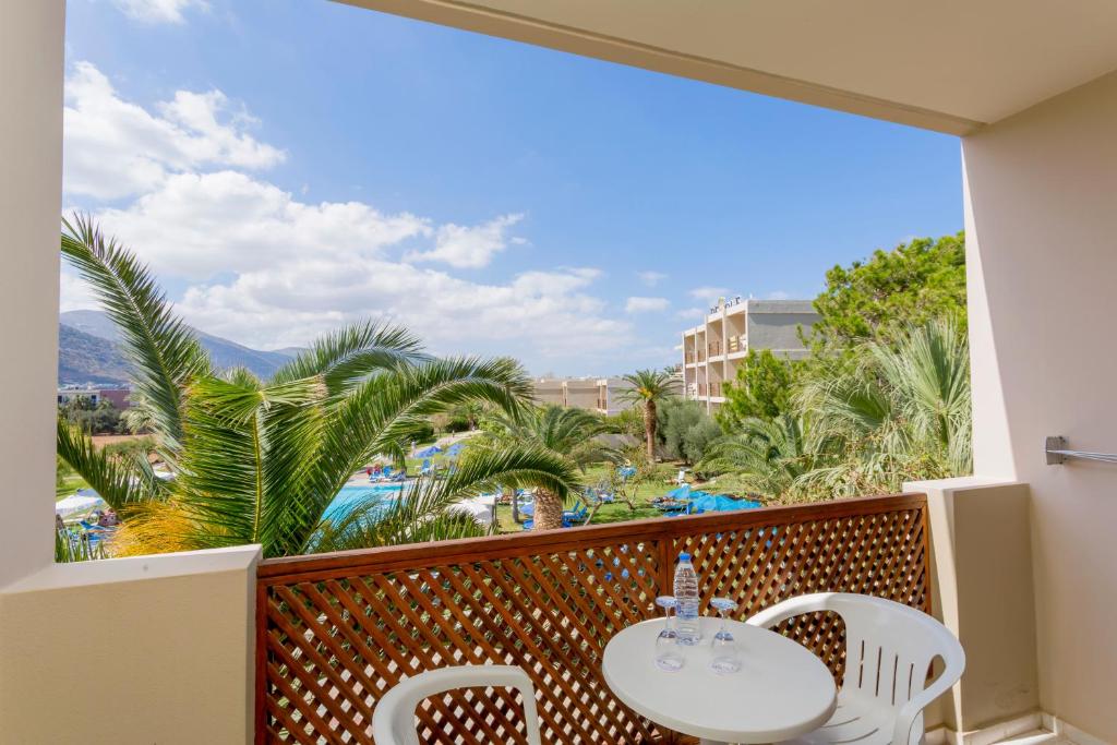 Skats no balkona uz dārzu un baseinu viesnīcā Dessole Malia Beach.