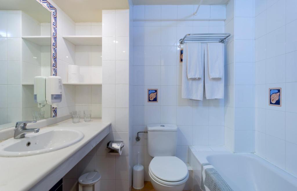 Vannas istaba viesnīcā Dessole Malia Beach ar modernu dizainu