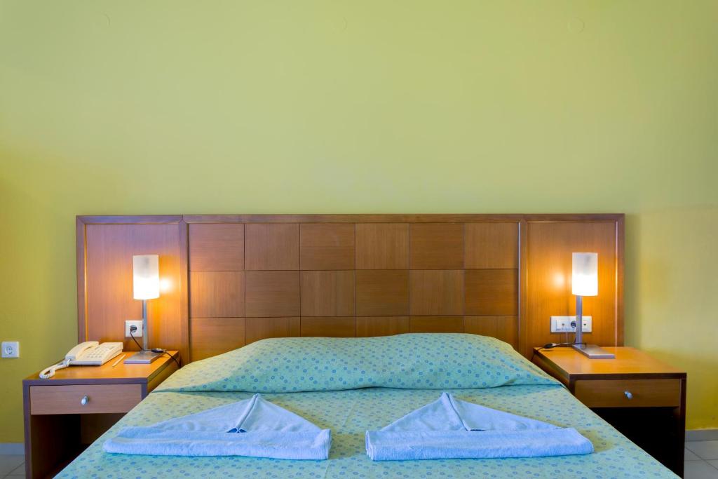 Gulta ar zilu gultas veļu un koka galvgalvi, Dessole Malia Beach