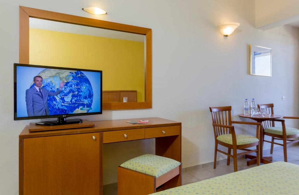 Mūsdienīgs numurs viesnīcā Dessole Malia Beach ar televizoru un rakstāmgaldu.