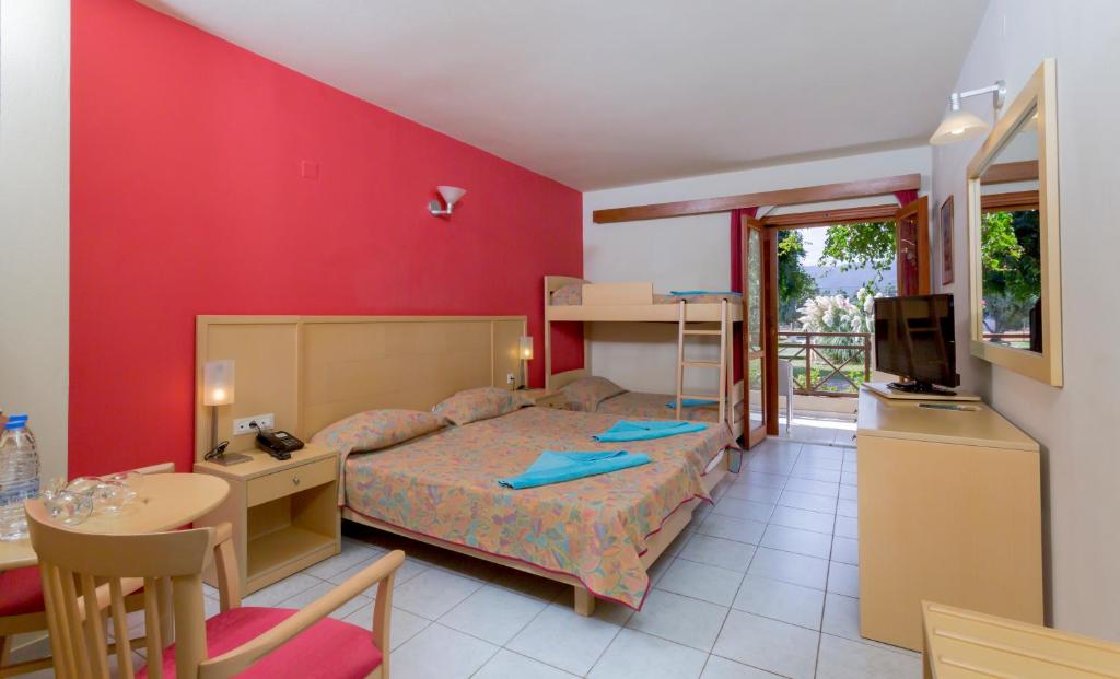 Numurs ar divām gultām un bērnu gultu, Dessole Malia Beach.