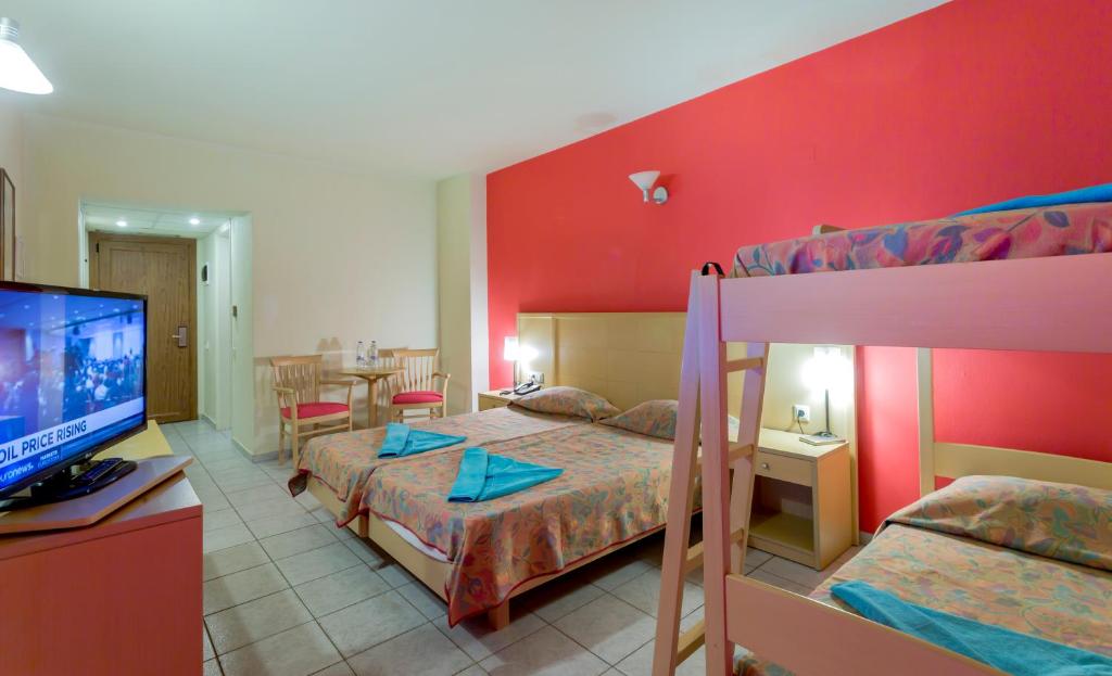 Ģimenes numurs viesnīcā Dessole Malia Beach ar divām gultām un divguļamo gultu.