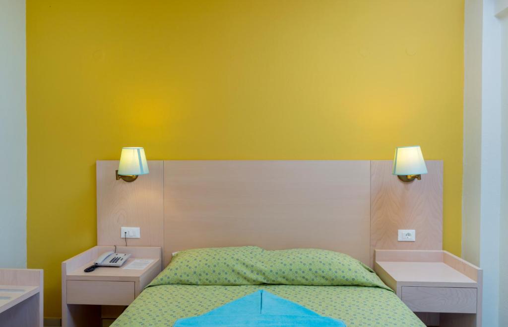 Mierīga numura gulta ar dzelteniem sienām viesnīcā Dessole Malia Beach.