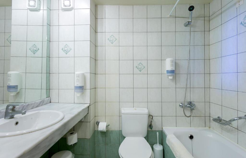 Elegants vannas istabas interjers ar mūsdienīgām ērtībām, Dessole Malia Beach.