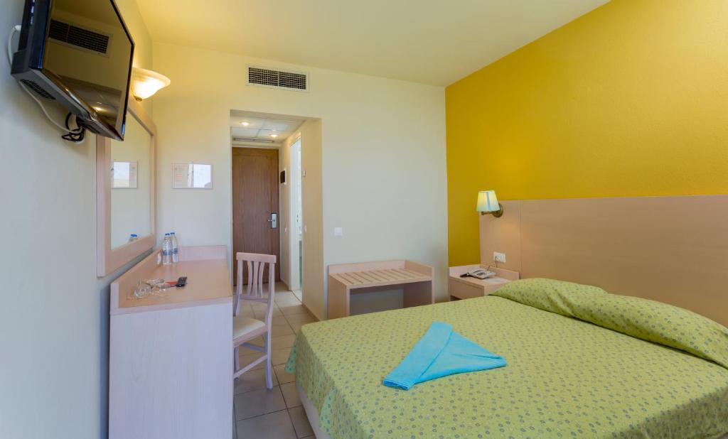 Mūsdienīgs numurs viesnīcā Dessole Malia Beach ar TV un galdu.